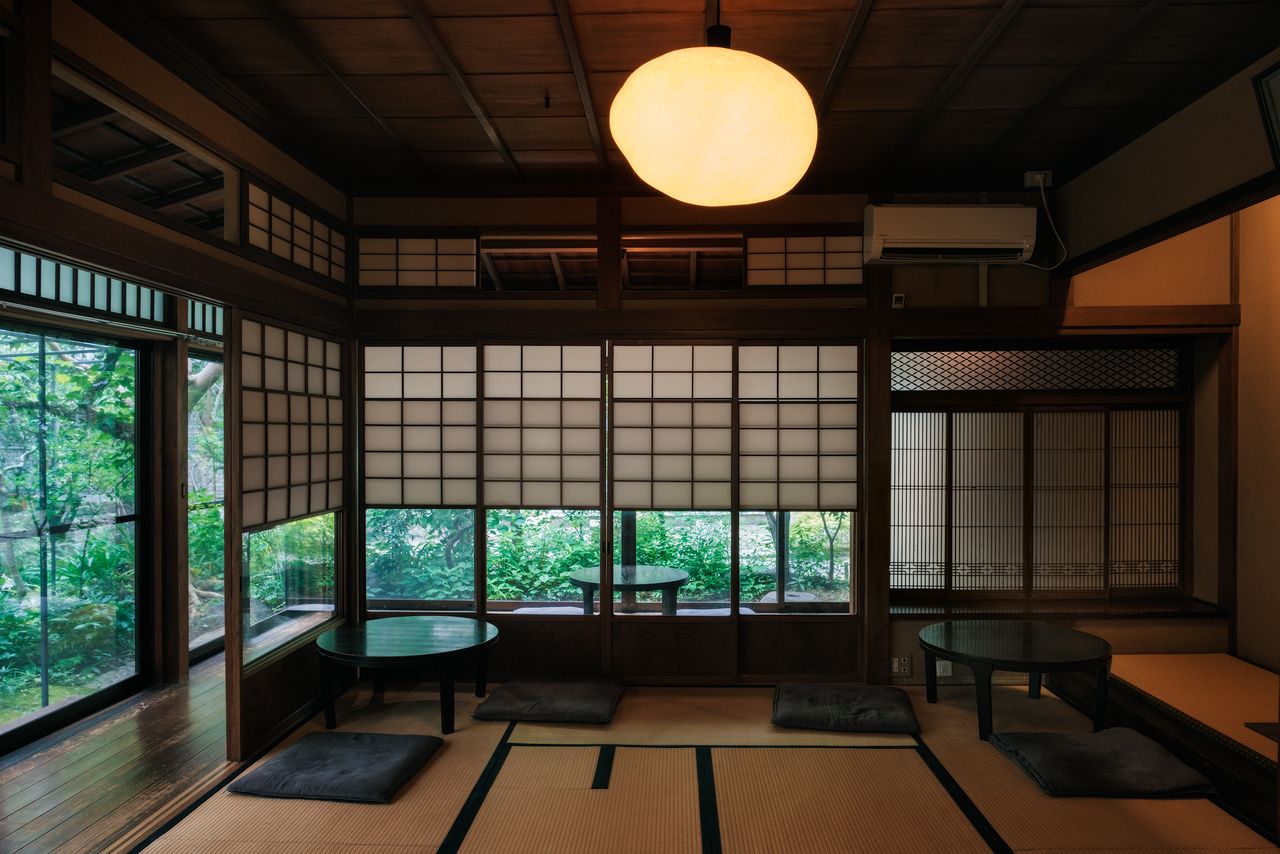 The floor seating in the Japanese room is perfect for stretching out and relaxing. (© Kawaguchi Yōko)