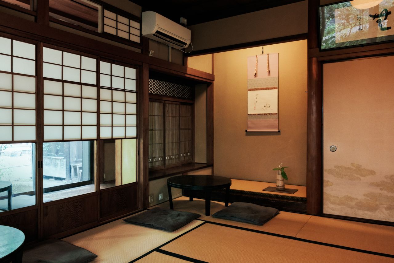 The tokonoma is decorated with hanging scrolls and ikebana. (© Kawaguchi Yōko)