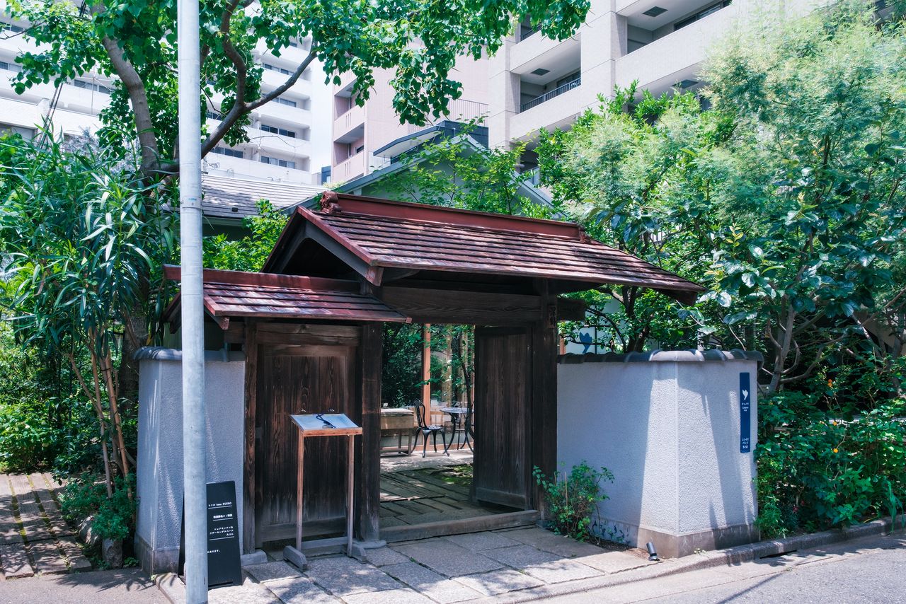 This cafe in a green urban valley between the buildings is truly an oasis of the metropolis. (© Kawaguchi Yōko)