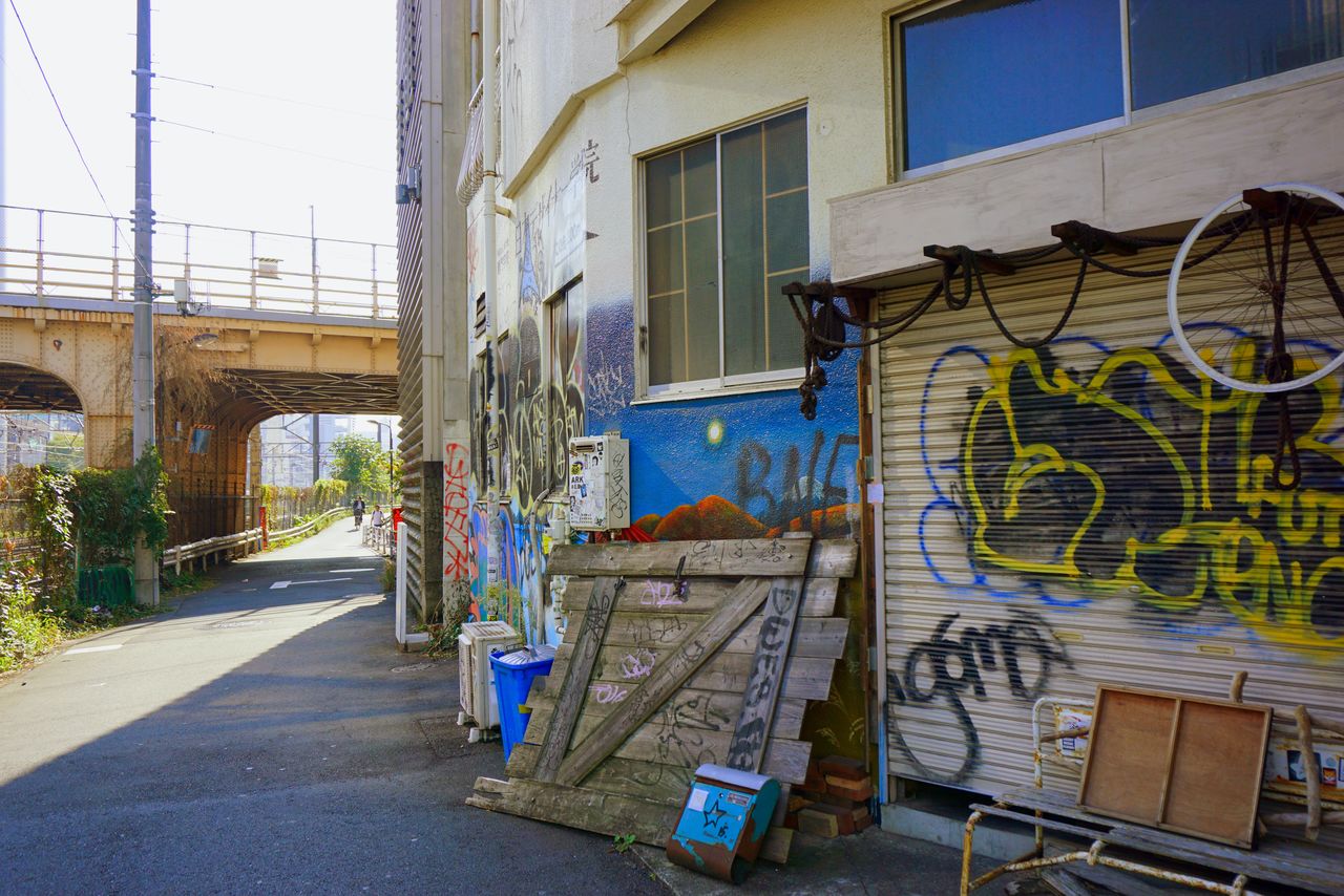 The area south of Shibuya is full of old buildings decorated with graffiti and stickers. (© Gianni Simone)