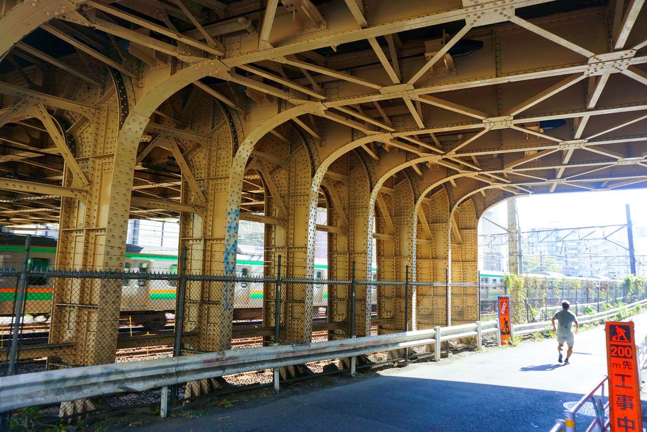 A few people can be seen jogging between under the rusting railway overpasses. (© Gianni Simone)
