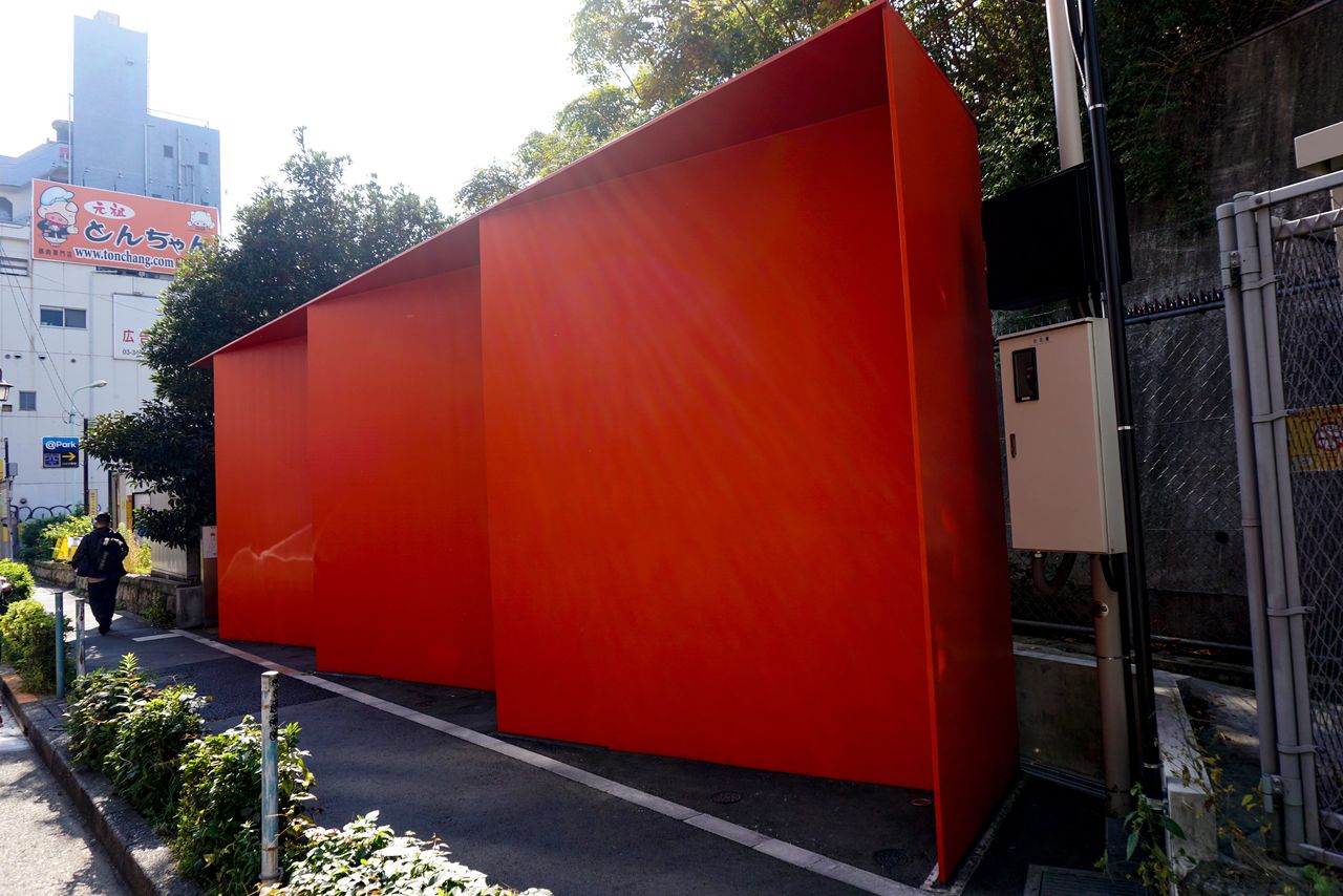 Tamura Nao designed one of the public restrooms for the Tokyo Toilet Project. (© Gianni Simone)