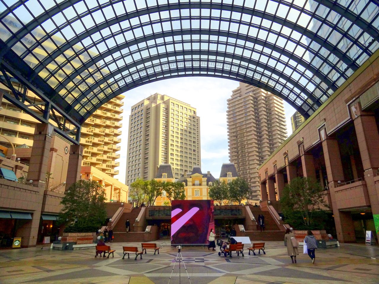 Yebisu Garden Place is a stylish urban complex combining offices, shops, restaurants, a museum, and a scenic plaza. (© Gianni Simone)