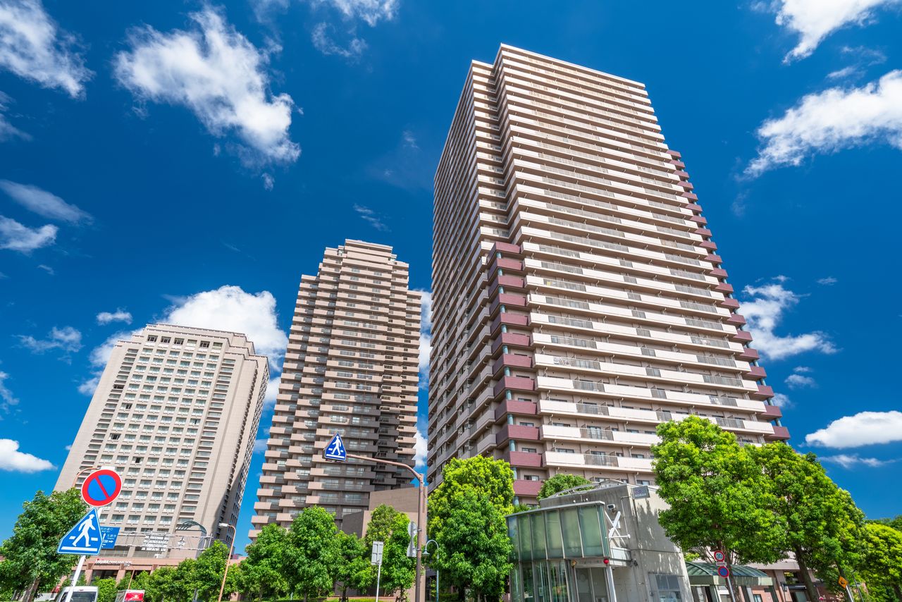 High living in the high rises of Ebisu. (© Pixta)