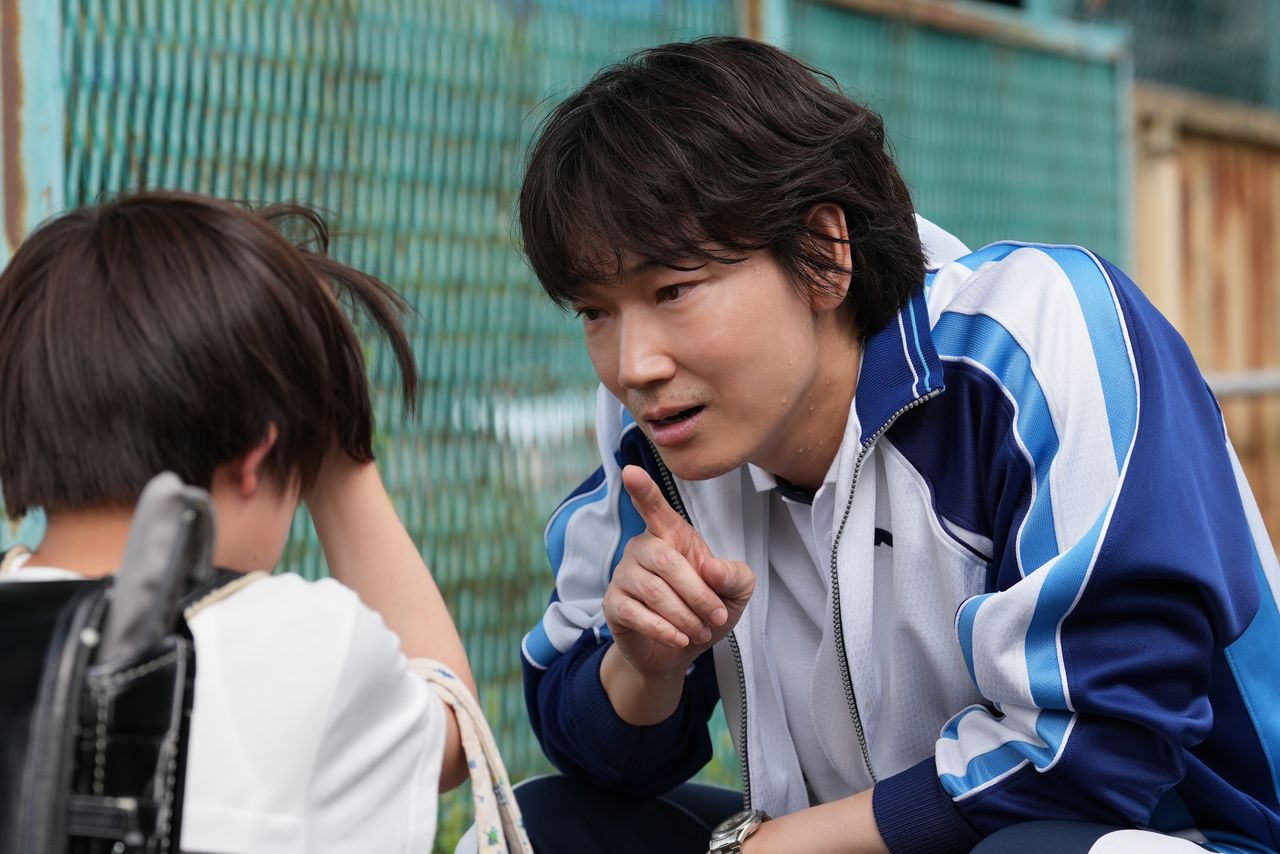 Elementary school teacher Yabushita, played by Ayano Gō, is accused of abusing Takuto, played by Miura Kira. (© 2007 Fukuda Masumi/Shinchōsha © 2025 Sham Production Committee)