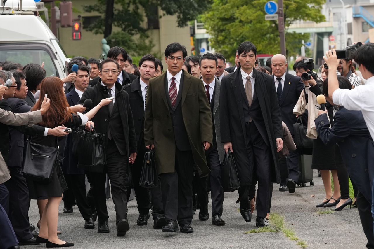 The boy and his parents sue the city of Fukuoka and the teacher, ending up with the backing of a legal team some 500 strong. (© 2007 Fukuda Masumi/Shinchōsha © 2025 Sham Production Committee)