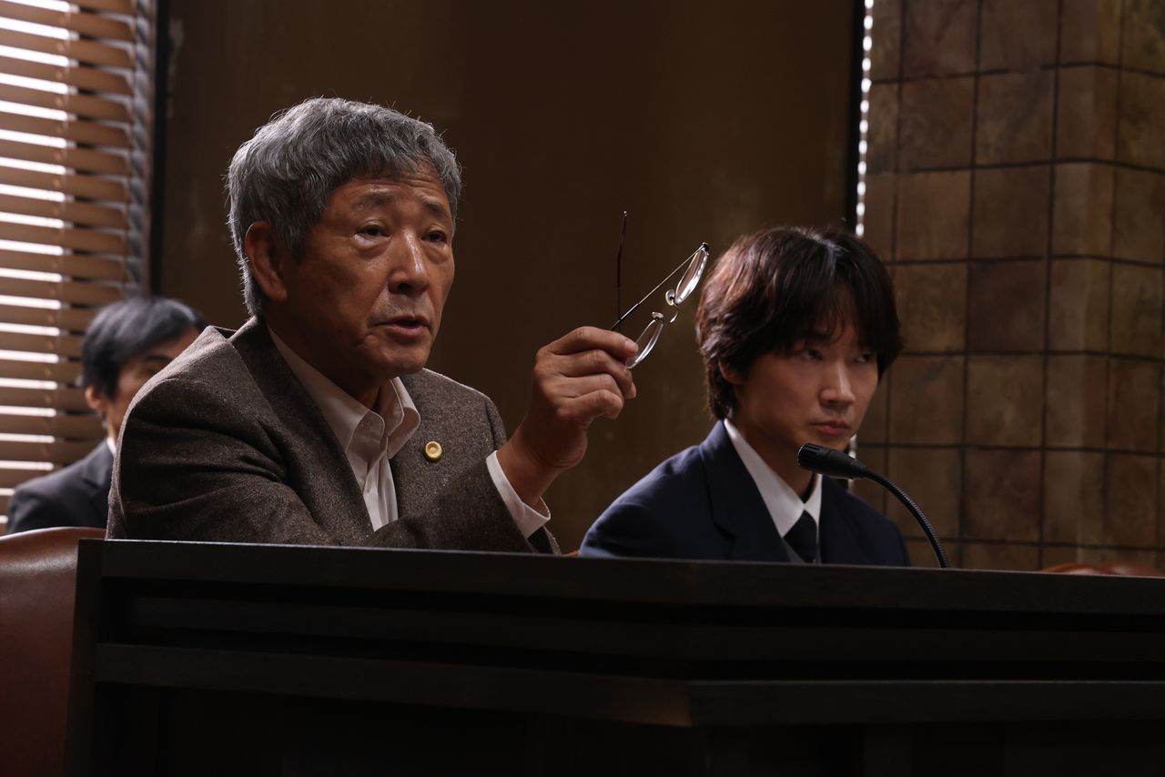 Lawyer Yugamidani, played by Kobayashi Kaoru, takes over Yabushita’s case. (© 2007 Fukuda Masumi/Shinchōsha © 2025 Sham Production Committee)