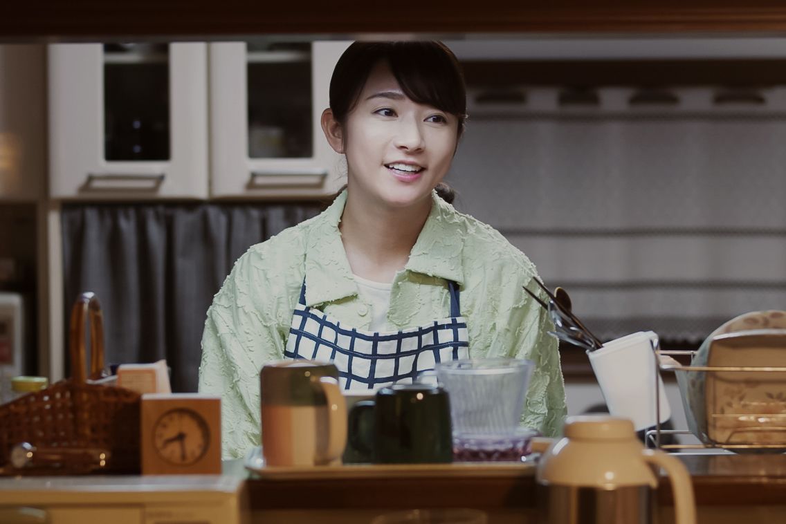 Yabushita’s only salvation is the support of his wife, Nozomi, played by Kimura Fumino. (© 2007 Fukuda Masumi/Shinchōsha © 2025 Sham Production Committee)