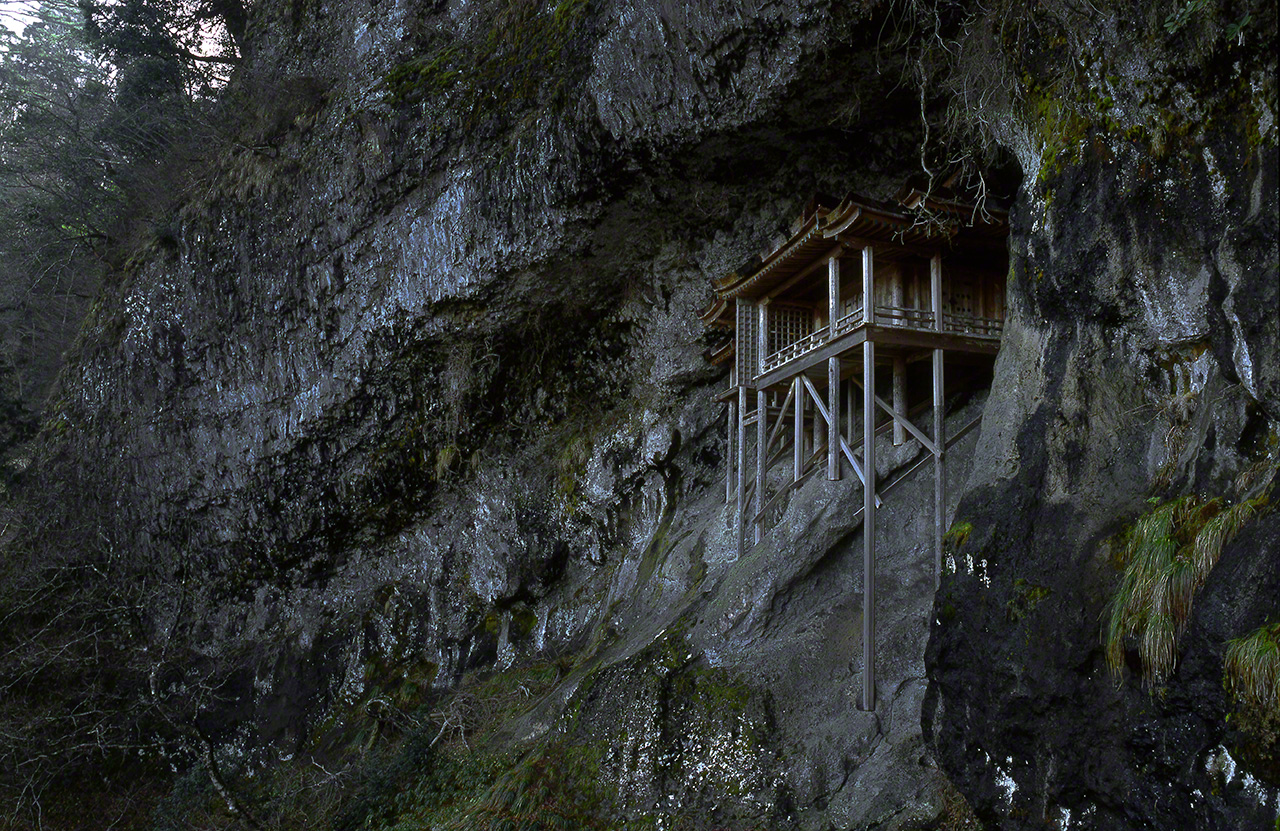 The nage-ire hall, perched precariously on a cliff face at an altitude of 520 meters. (© Muda Tomohiro)