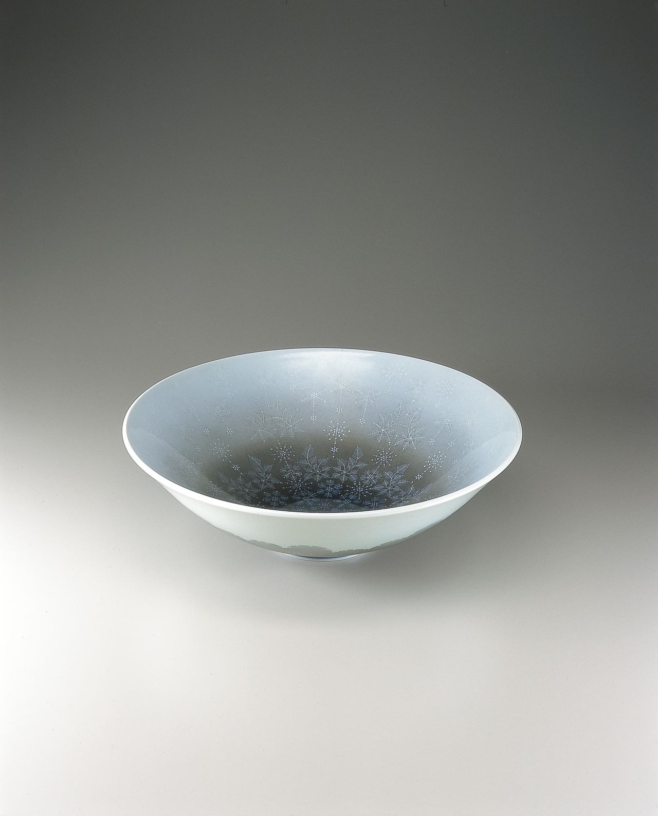 Bowl with Snowflake Pattern. Porcelain with iroe polychrome enamel painting and sumihajiki India ink resistance, exhibited at the fifty-first Japan Traditional Kōgei Exhibition (2004). (Courtesy the Japan Kōgei Association)