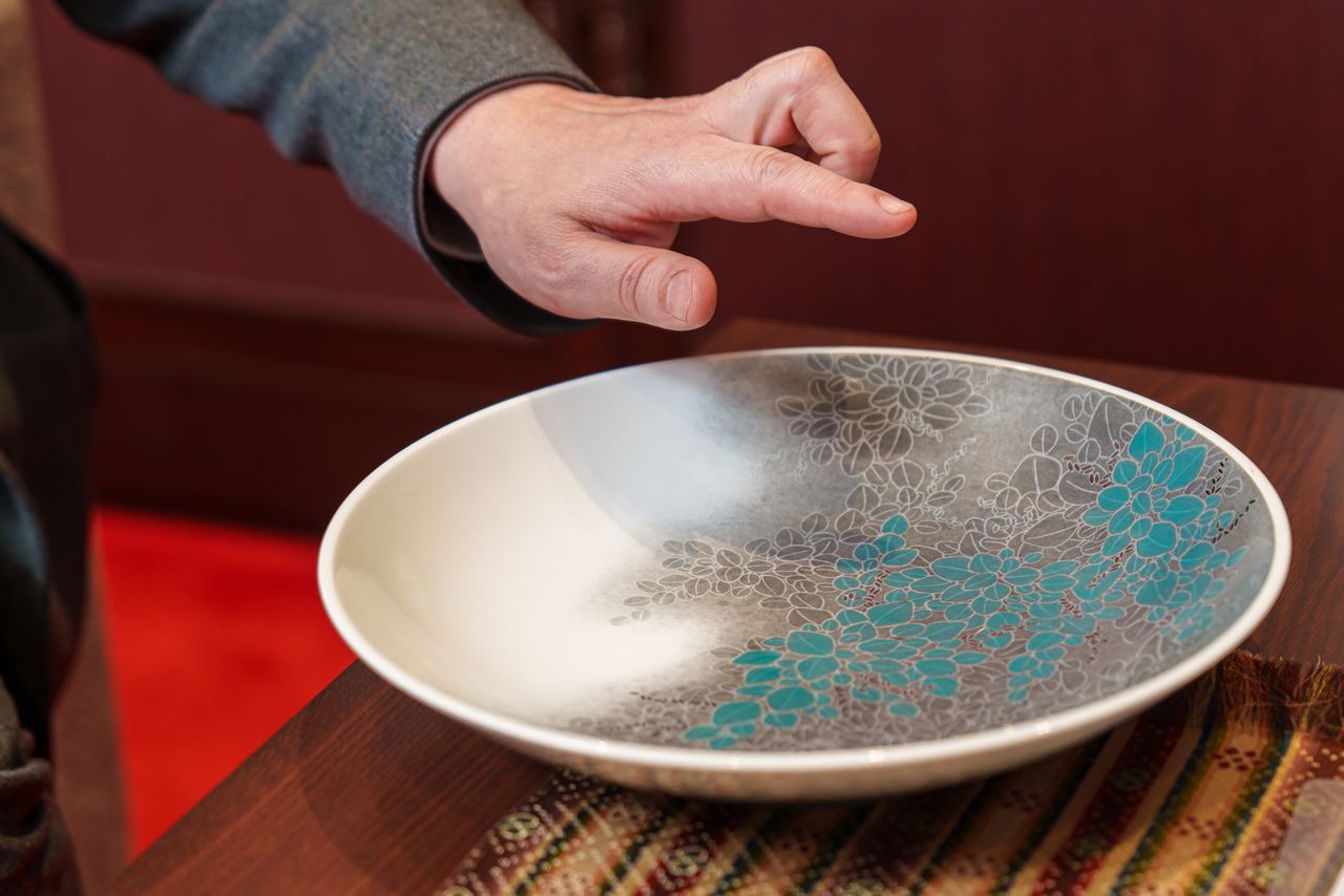 A sister piece to the 2019 Snow-Flower Bowl with Bush Clover Pattern, on display at the Imaemon Kiln Gallery. (© Ukawa Masaki)