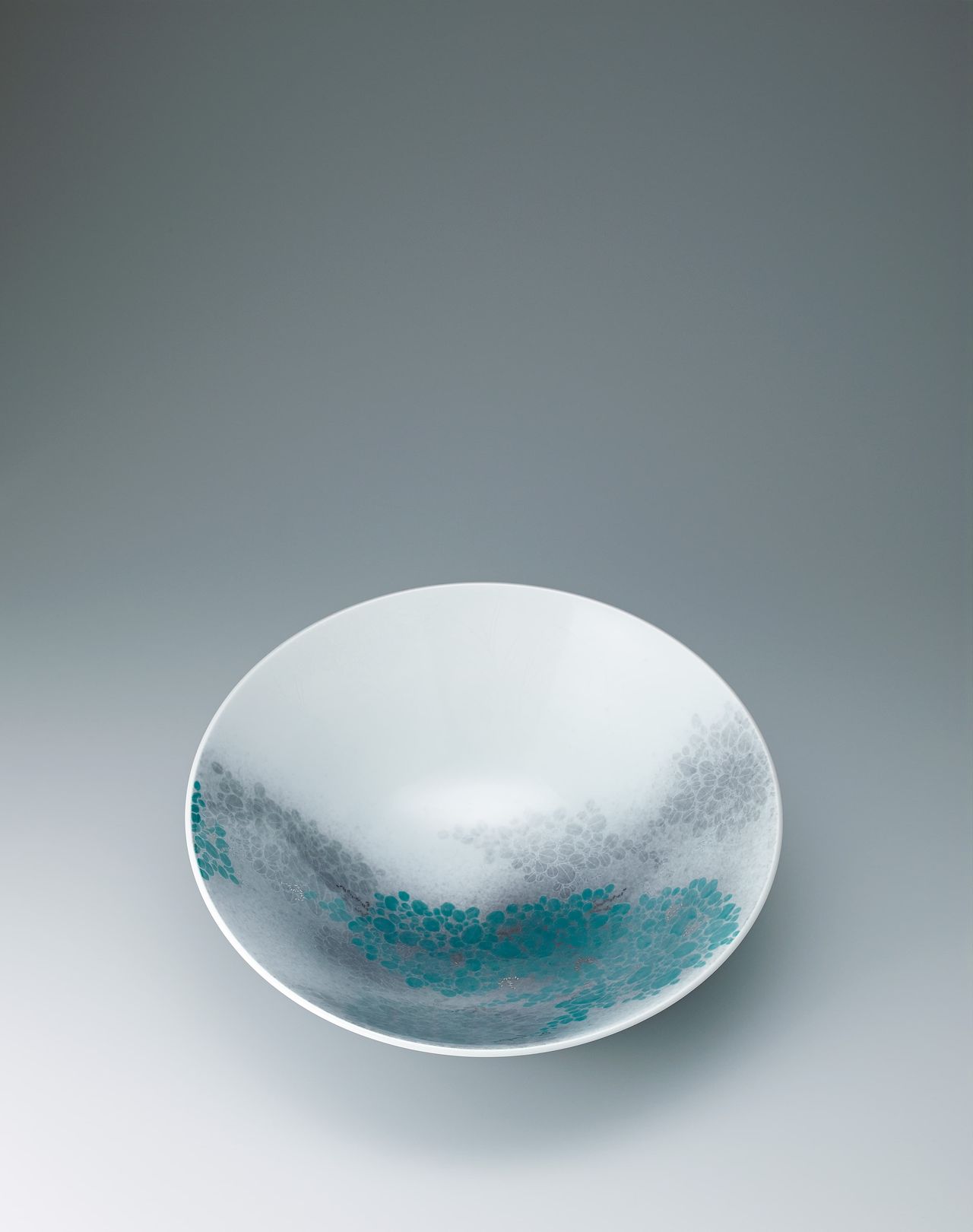 Snow-Flower Bowl with Bush Clover Pattern, exhibited at the sixty-sixth Japan Traditional Kōgei Exhibition (2019). (Courtesy the Japan Kōgei Association)
