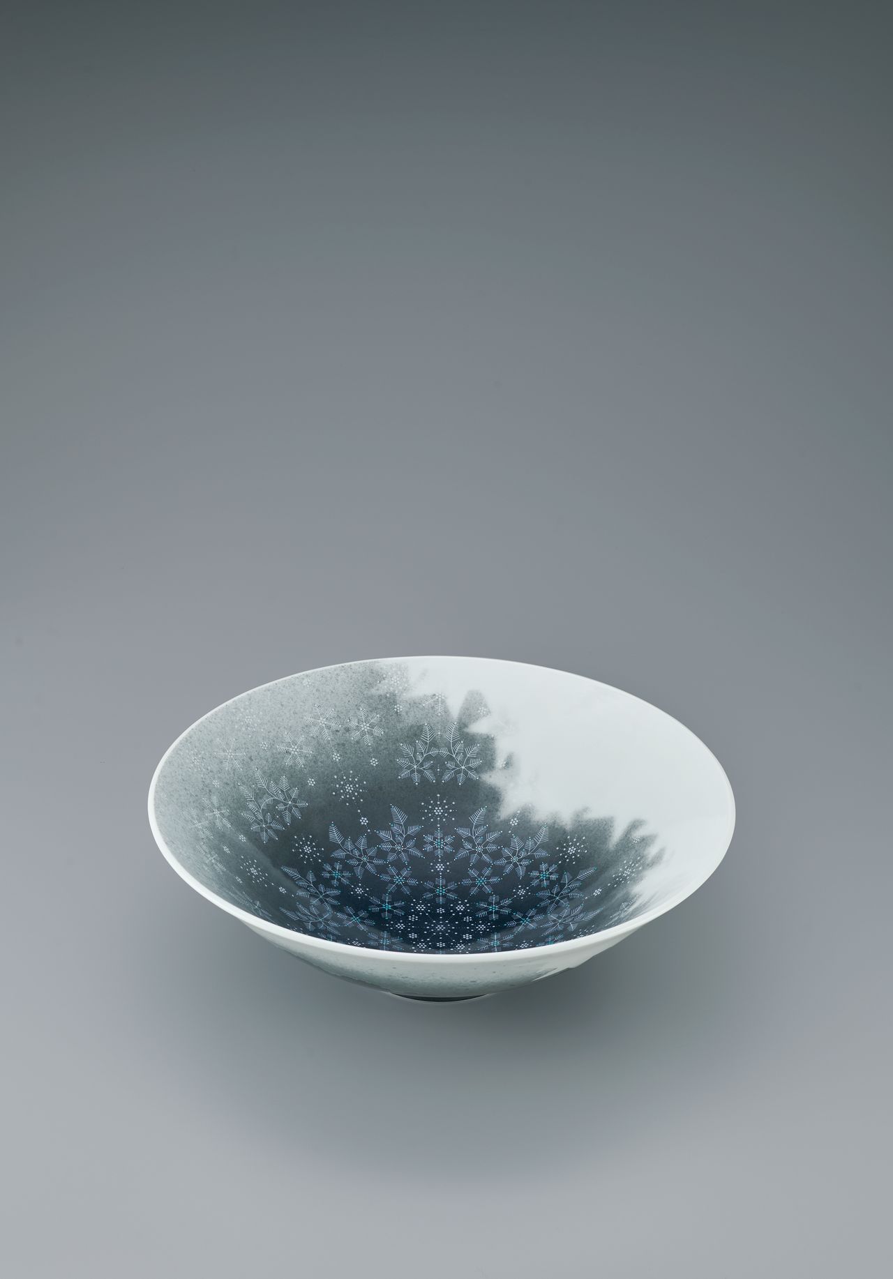 Snow-Flower Bowl with Snow Pattern, exhibited at the seventy-first Japan Traditional Kōgei Exhibition (2024). (Courtesy the Japan Kōgei Association)