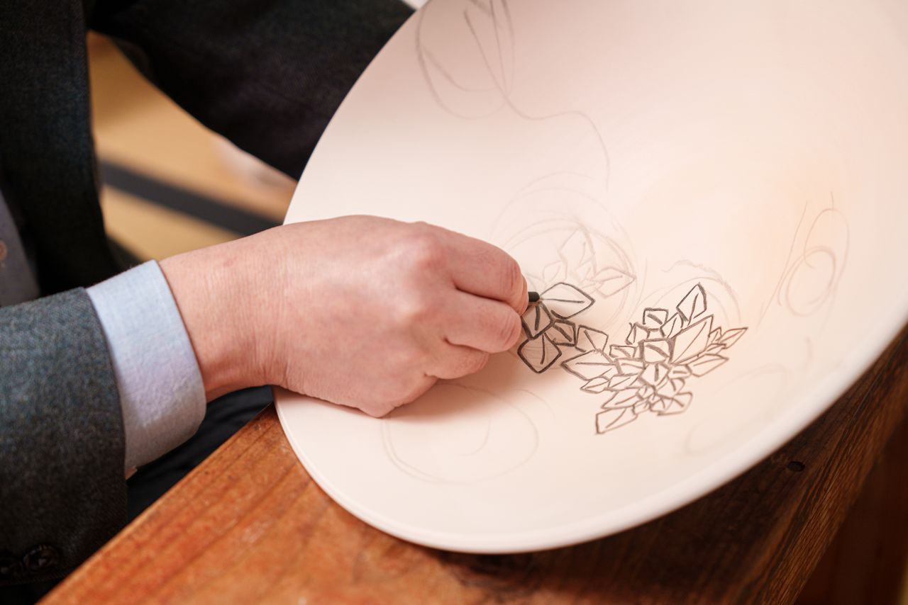 Sketching the basic design with charcoal. (© Ukawa Masaki)