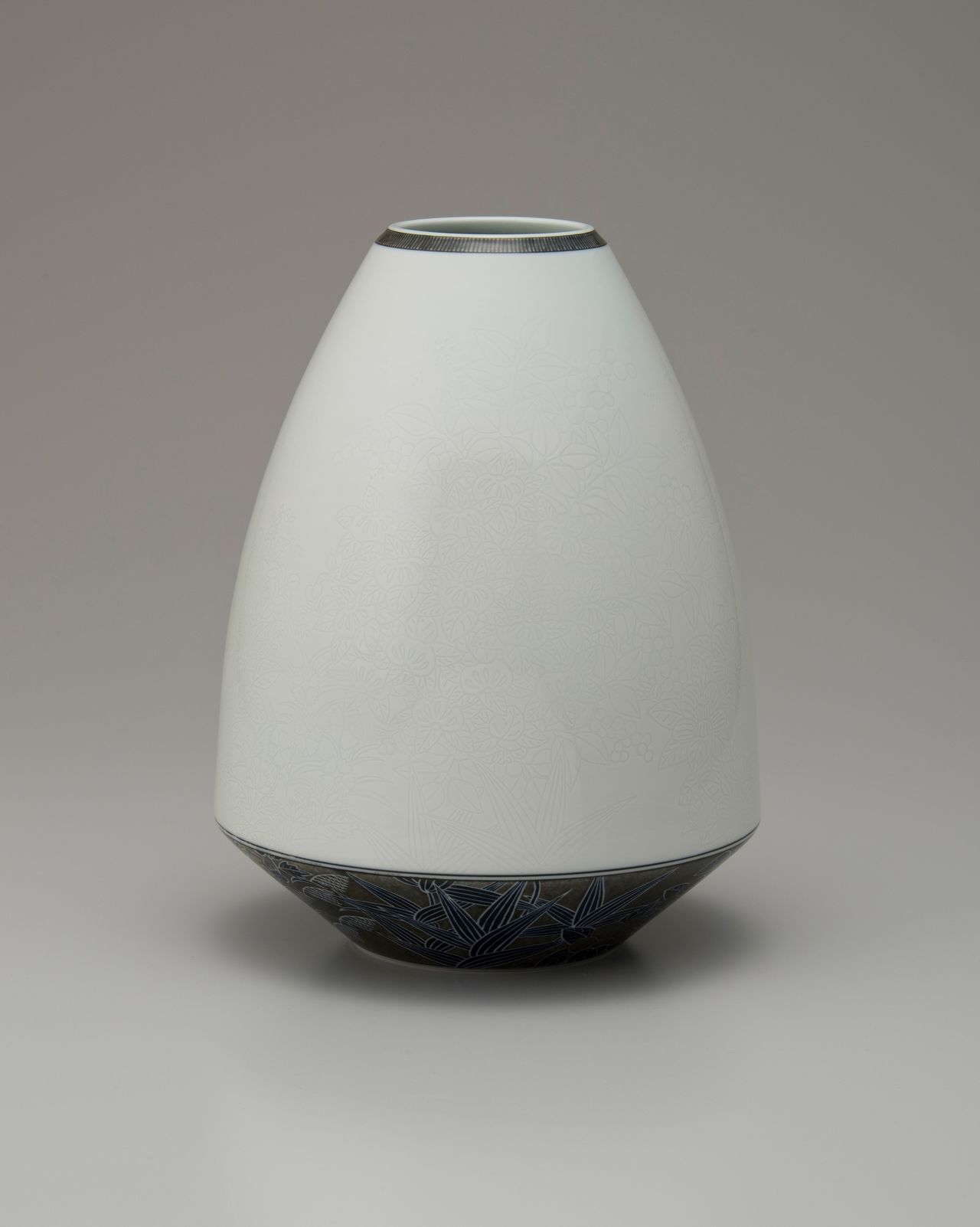 Snow-Flower Vase with Four-Season Flower Patterns (2011) (© Ukawa Masaki)