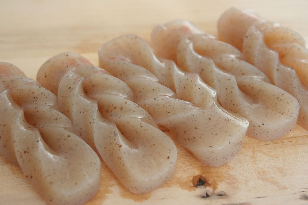 The twisting shape of tazuna konnyaku adds a decorative touch to dishes. (© Pixta)