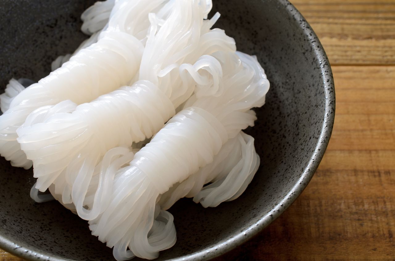 Knotted bundles of shirataki have an appetizing appearance. (© Pixta)