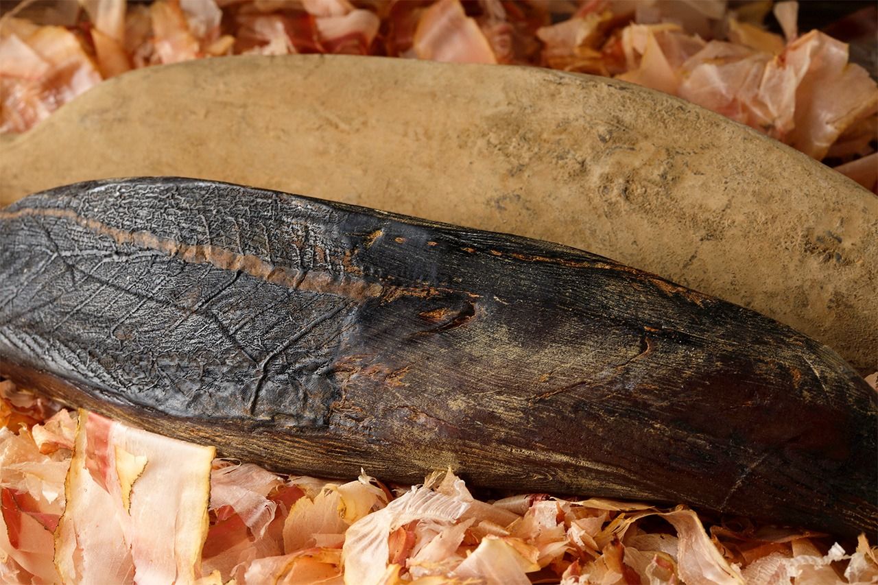 The charred-looking object in the foreground is arabushi, with the powdery karebushi behind. (© Pixta)