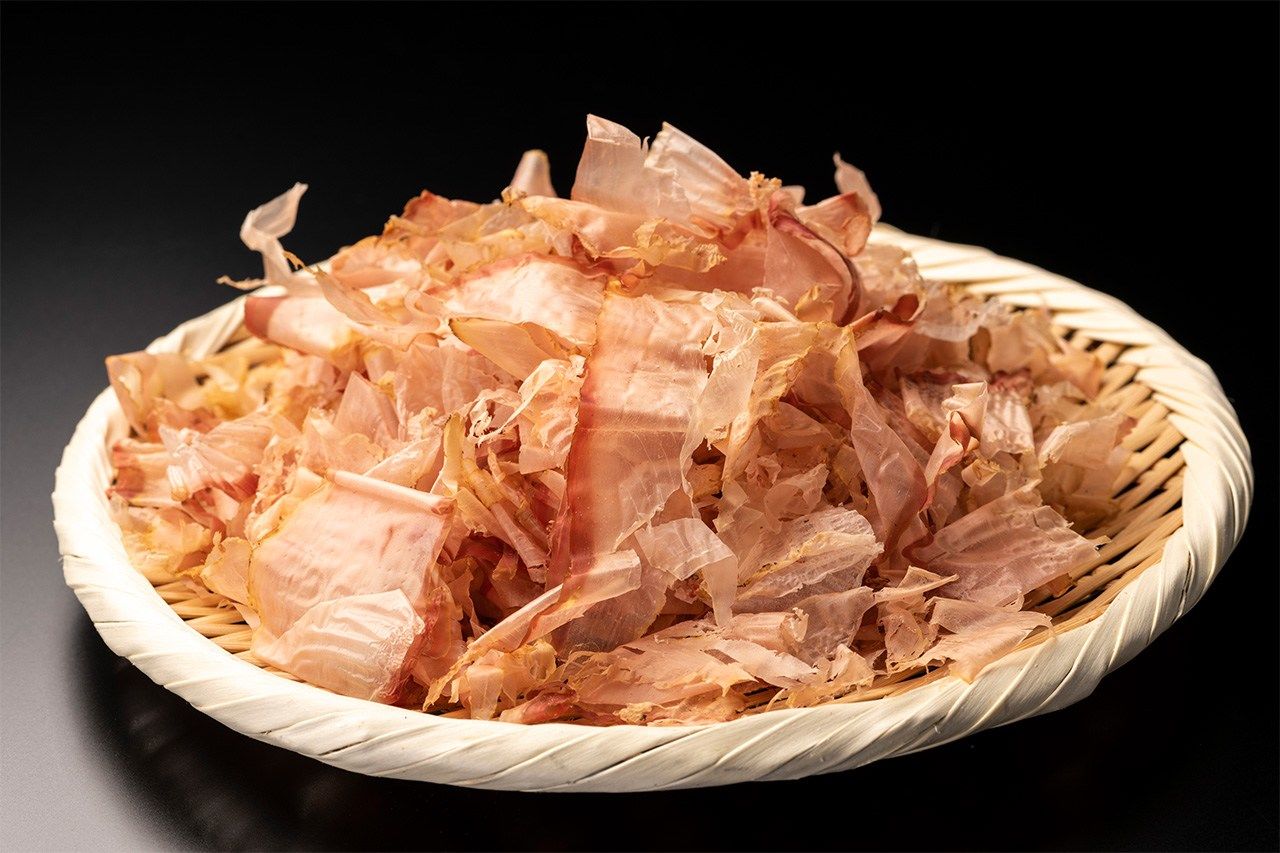 The thinly shaved hana-katsuo flakes. (© Pixta)