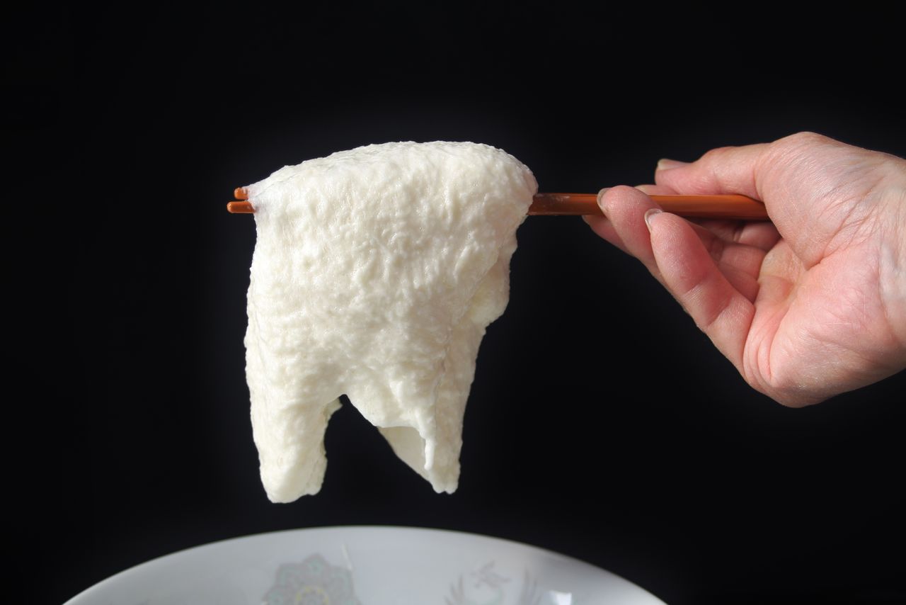 Yamatoimo’s solid texture makes it easy to pick up. (© Pixta)