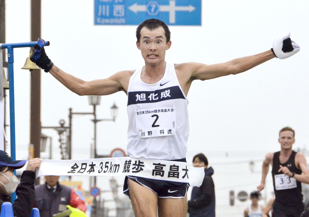 Born October 23, 1998. From Miyazaki Prefecture. Major achievements: World record, 35 km, 2024 Japan National Championships; Bronze medal, World Athletics Championships, 2023; Silver medal, World Athletics Championships, 2022; 6th place, Tokyo Olympics, 2021. (© Kyōdō)