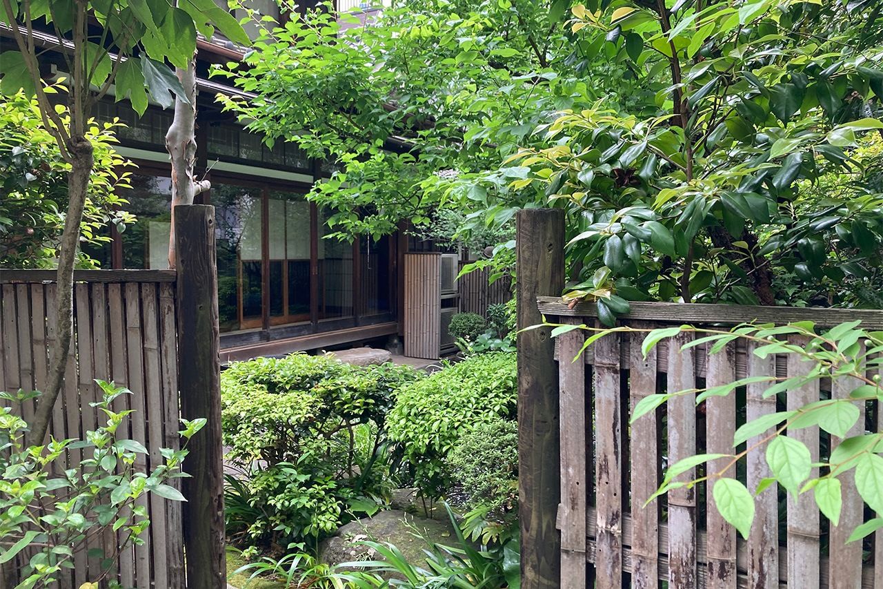 When visiting Zōjoji, don’t forget to explore the beautiful small temples surrounding the famous tourist spot. (© Gianni Simone)