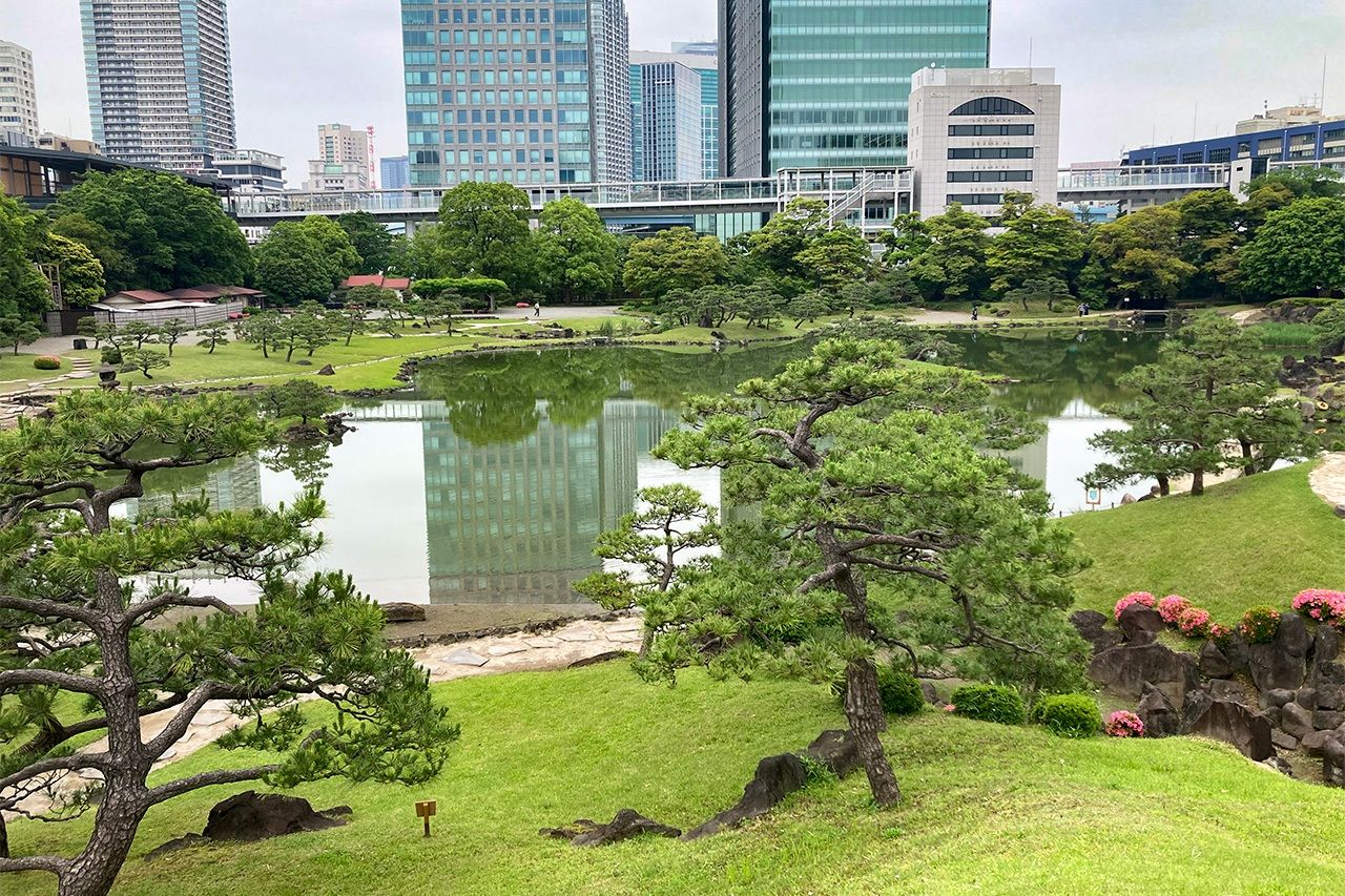 The delighful Kyū-Shiba-Rikyū stands as a defiant pocket against the spread of the city. (© Gianni Simone)