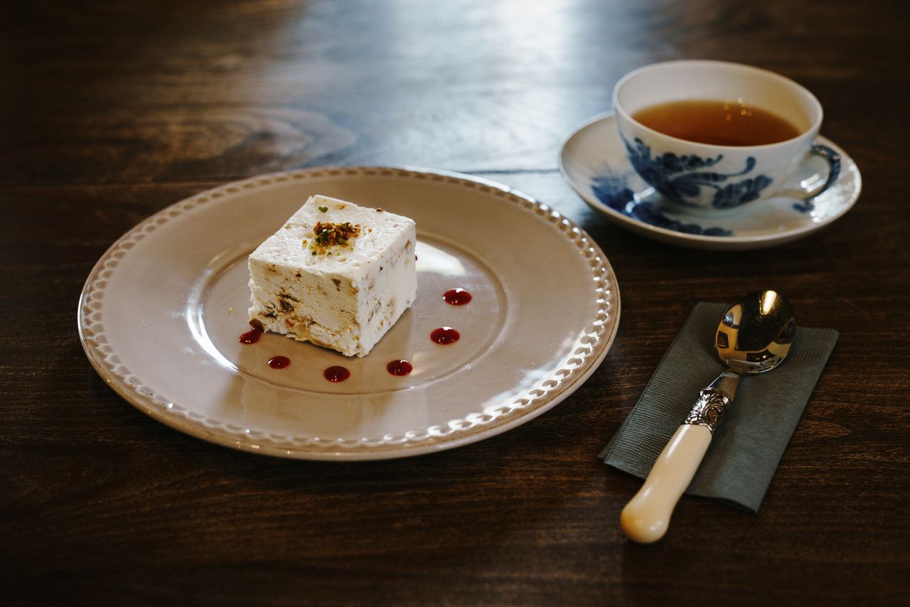 The popular nougat glacé. (© Kawaguchi Yōko)