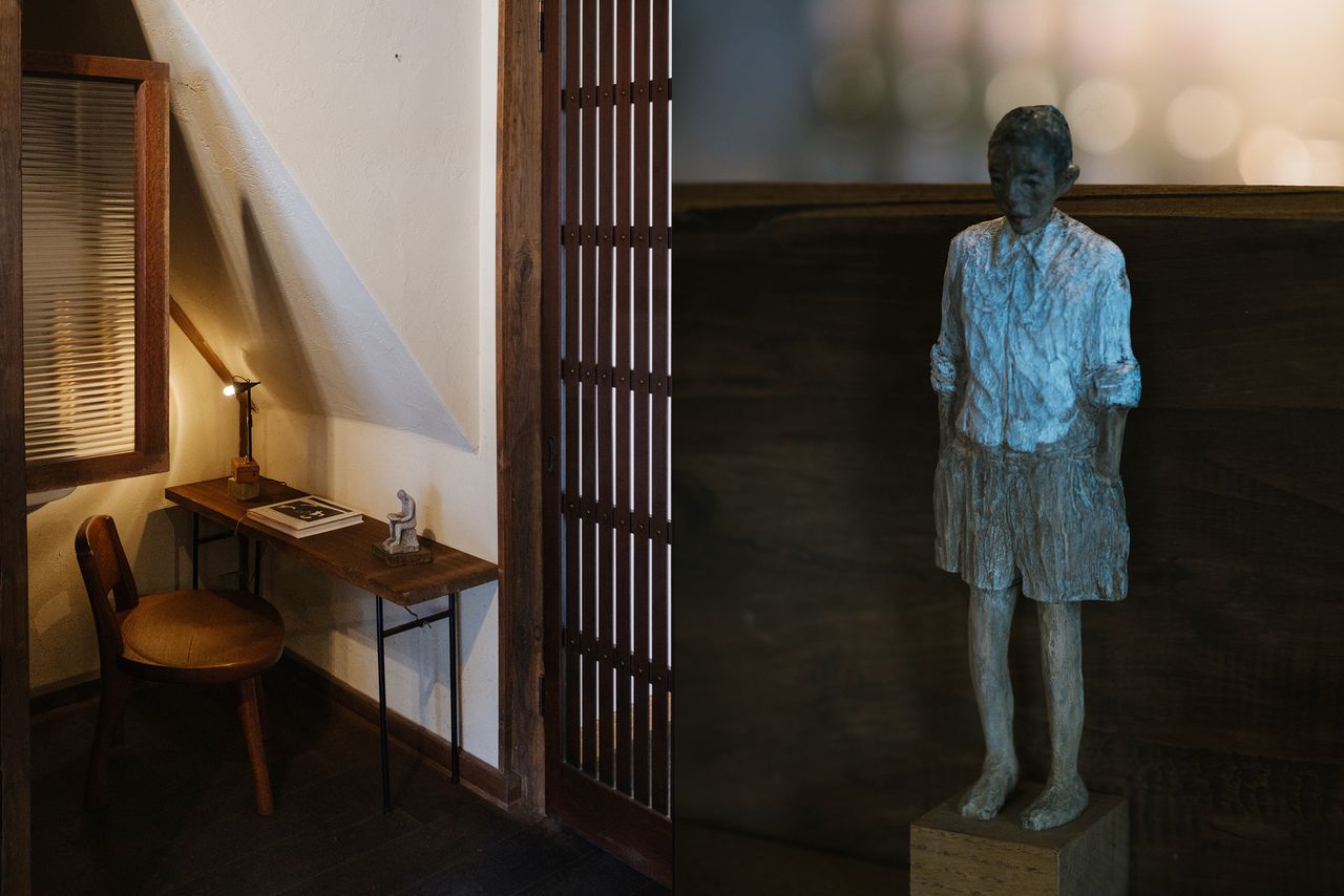 A perfect spot for solitary contemplation. Artworks are displayed throughout the café. (© Kawaguchi Yōko)