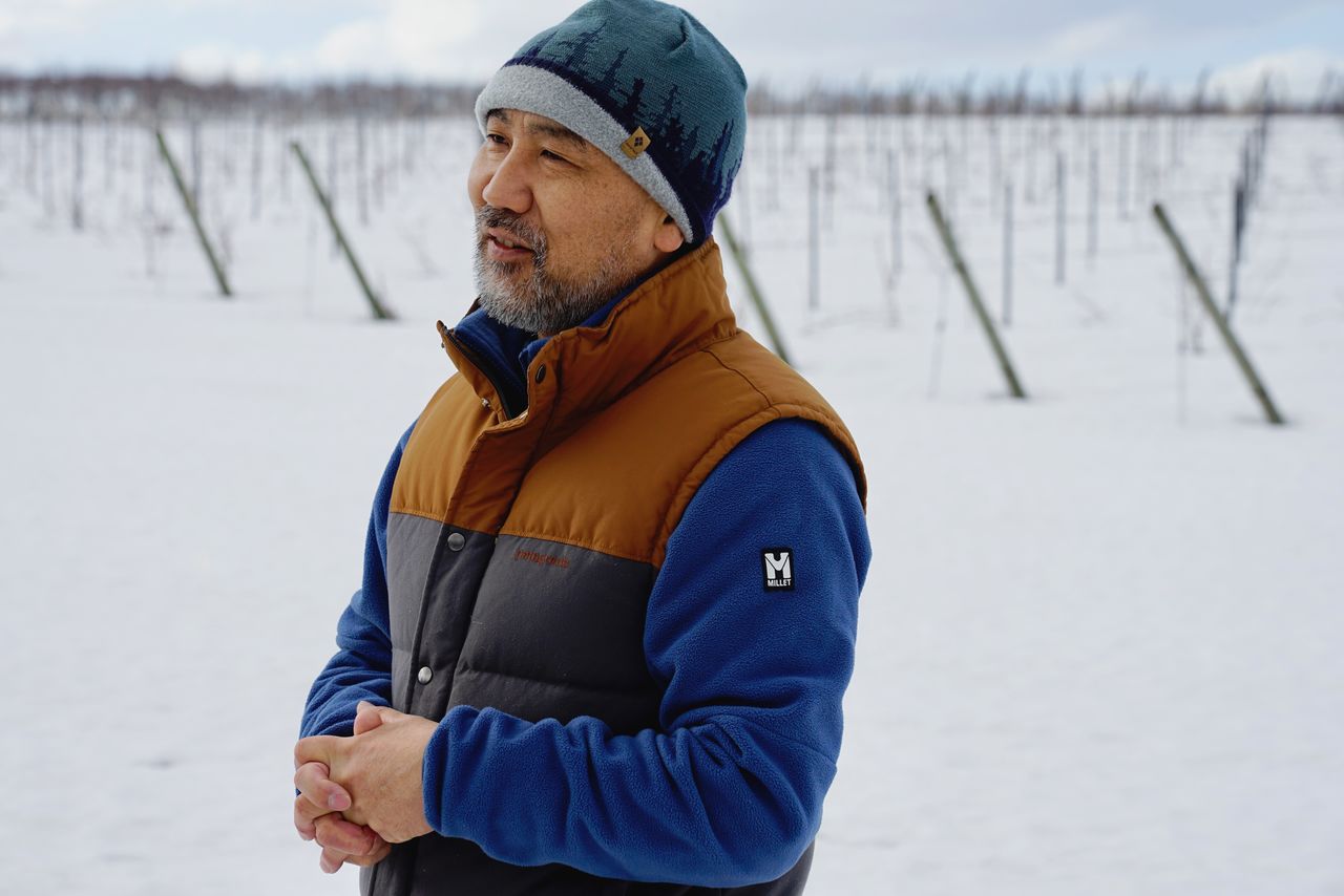 Soga Takahiko standing in his Nanatsumori vineyard. (© Ukita Yasuyuki)