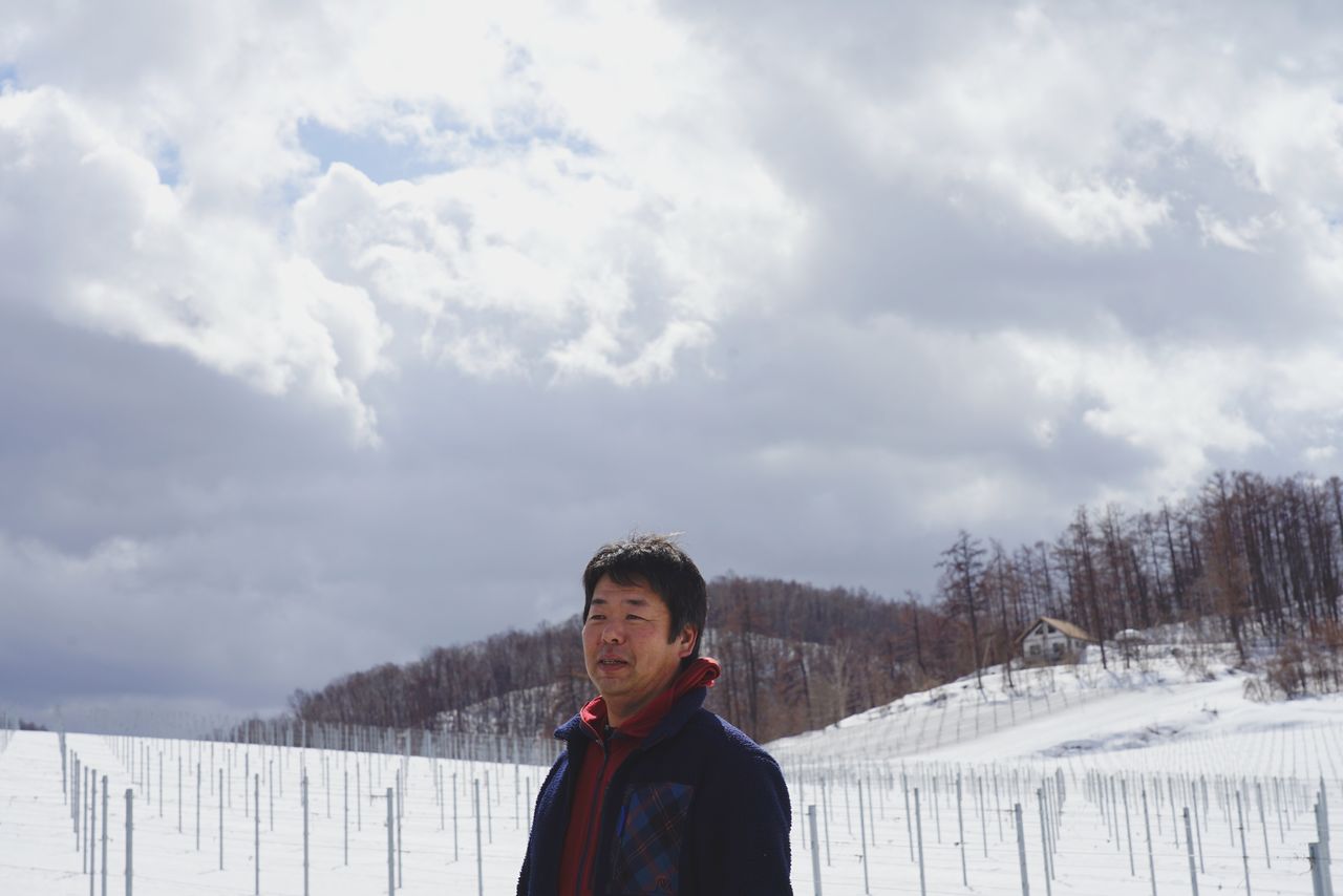 Kimura talks about grape cultivation. (© Ukita Yasuyuki)
