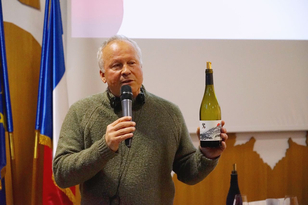 Etienne De Montille, who has expanded from Bourgogne into Hokkaidō. He is holding a bottle of Kyō Surprise 2019. (© Ukita Yasuyuki)