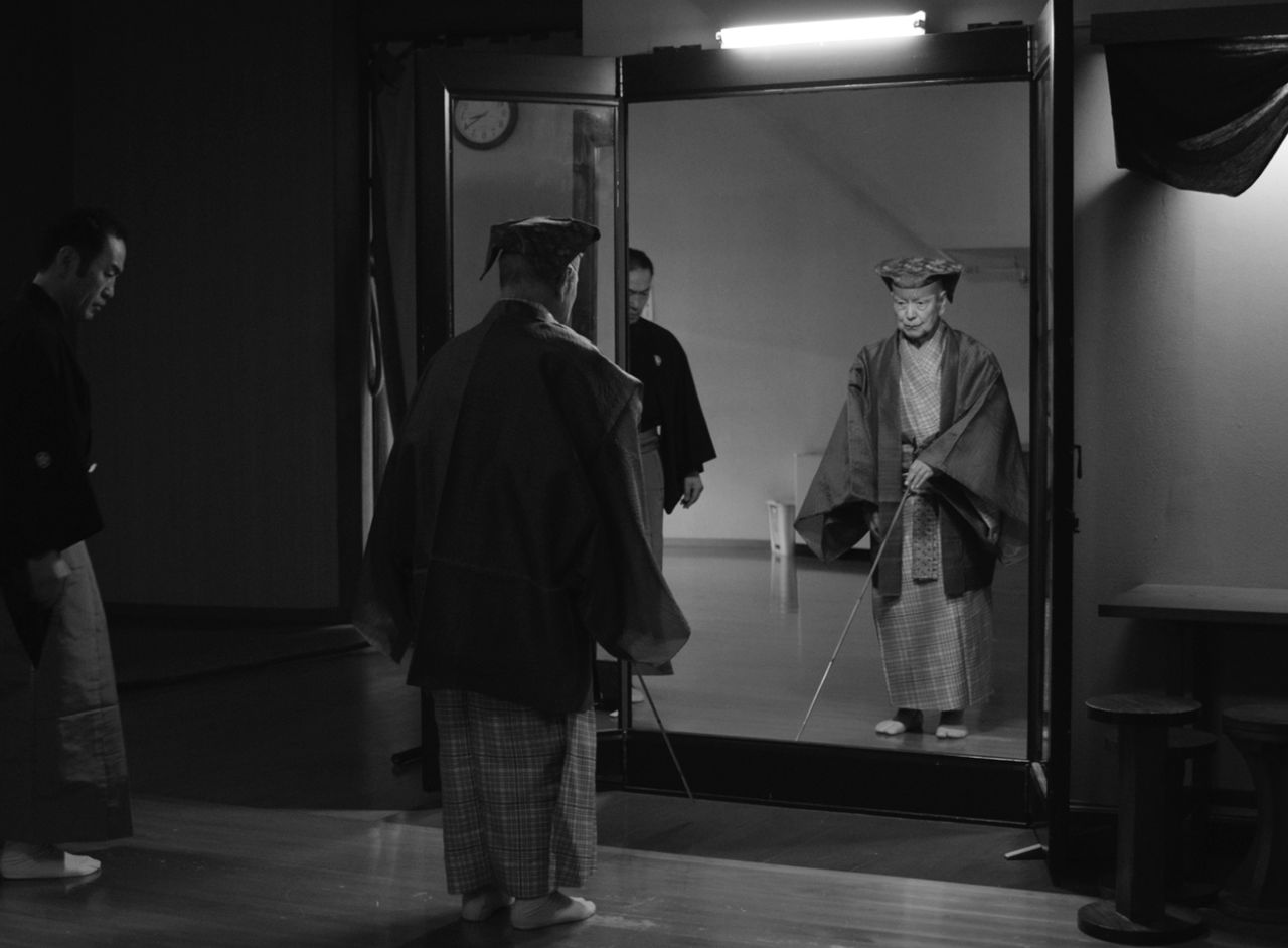 Moments before stepping onstage, Mansaku focuses on his role in the kagami-no-ma (mirror room). (© Mansaku no Kai)