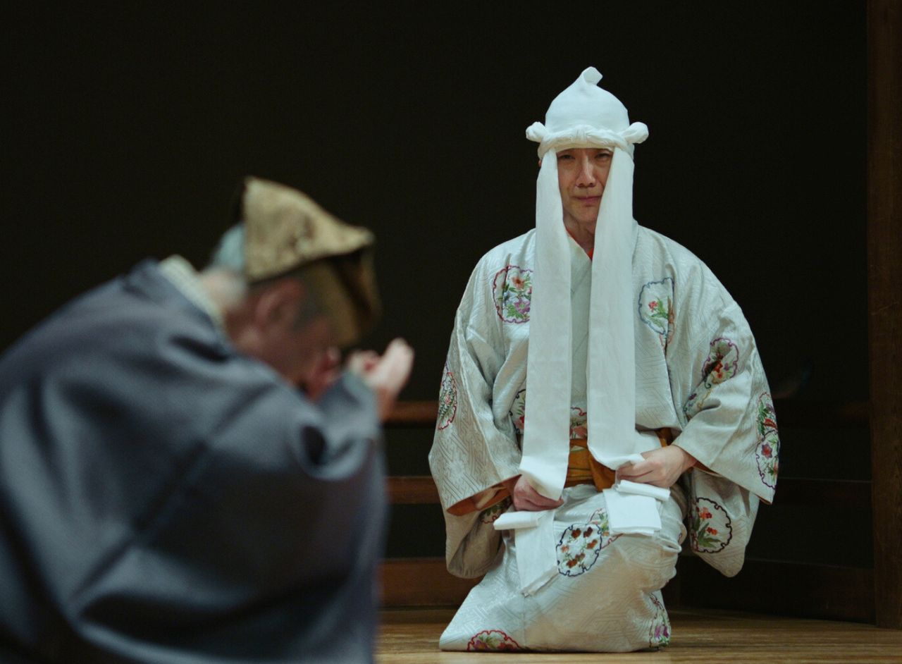 Nomura Mansai, right, as the blind man’s wife in the kyōgen play Kawakami. (© Mansaku no Kai)