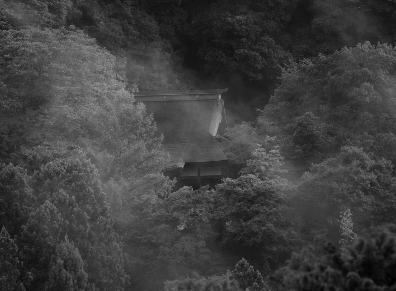 The solemn landscape of the temple Kongōji in Kawakami, Nara Prefecture—the setting of the kyōgen play of that name. (© Mansaku no Kai)
