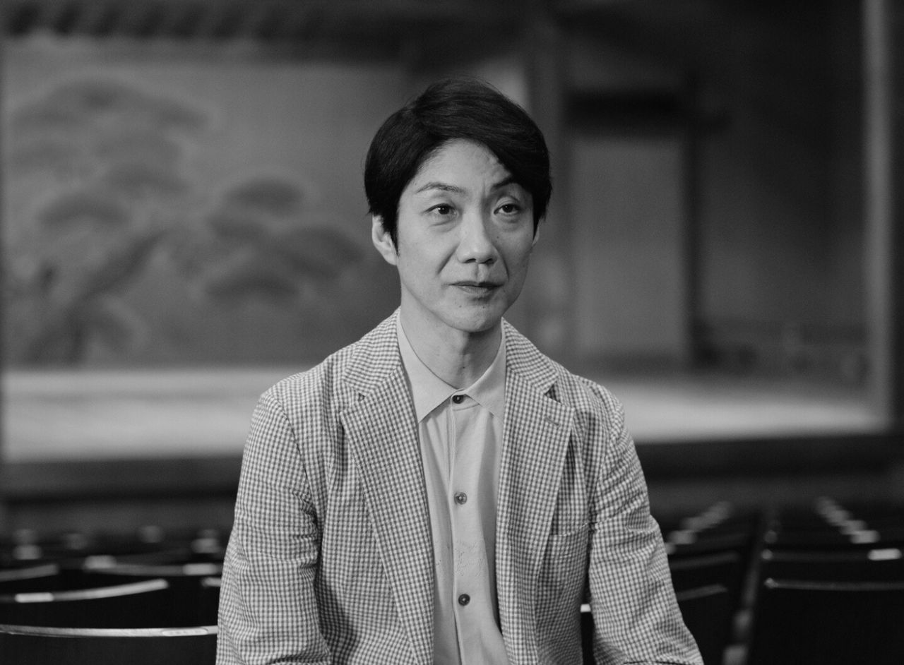 Nomura Mansai, a kyōgen superstar in his own right, passes on what he learned from Mansaku to Yūki. (© Mansaku no Kai)