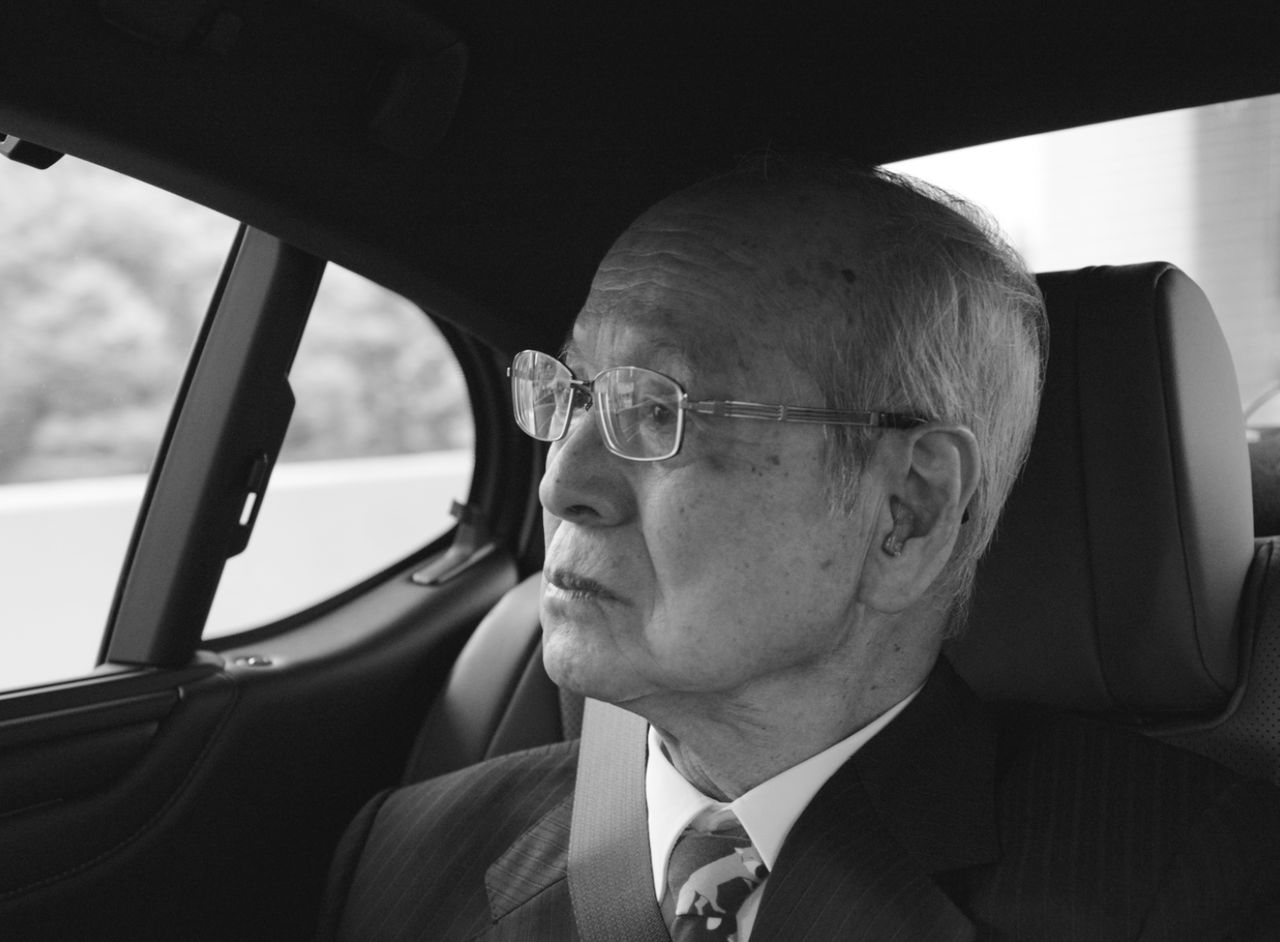 In Six Faces, Mansaku’s offstage moments are filmed in black and white. (© Mansaku no Kai)