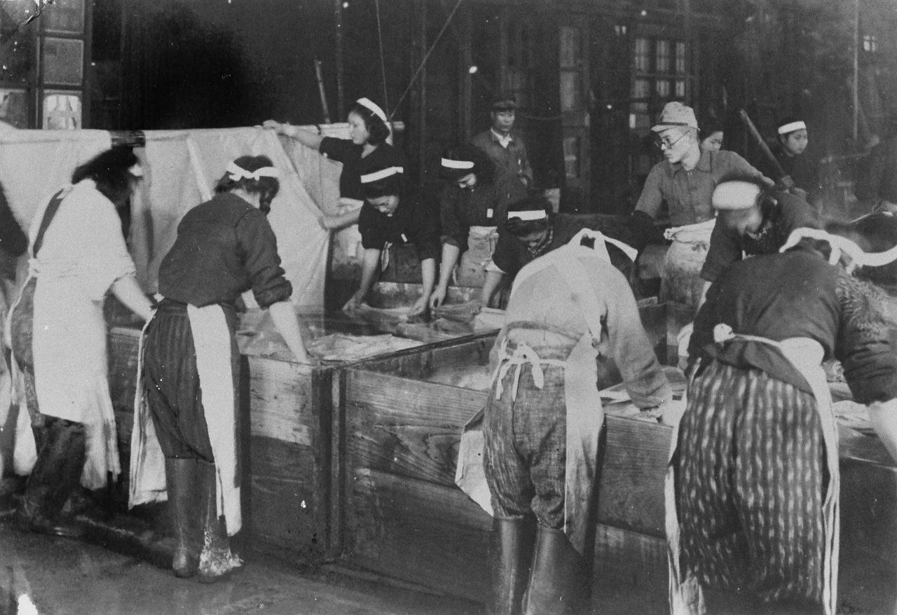Female workers rinsing “balloon paper” after immersing it in caustic soda. (Thought to have been photographed by a contracted army cameraman at Kokura Arsenal. Courtesy of Meiji University’s Noborito Laboratory Museum for Education in Peace.)