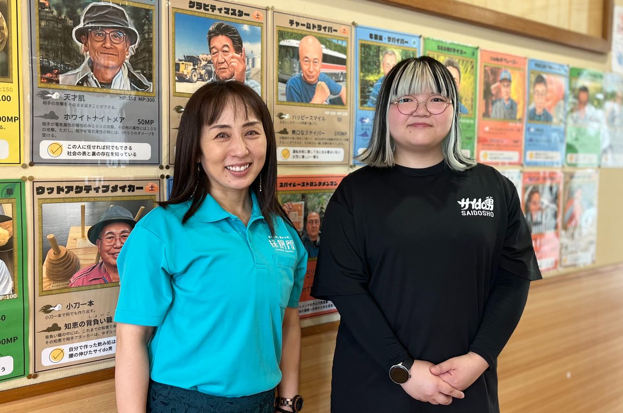 Miyahara (left), who came up with the idea of the old guy trading cards, and Nishiu, who helped them become a reality. (© Hibino Kyōzō)