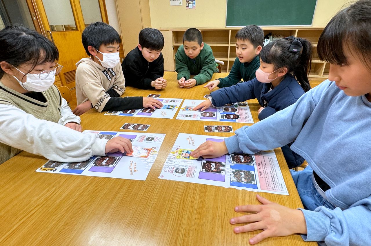 Children playing a game of Saido Men. (Courtesy the Saidōsho community council)