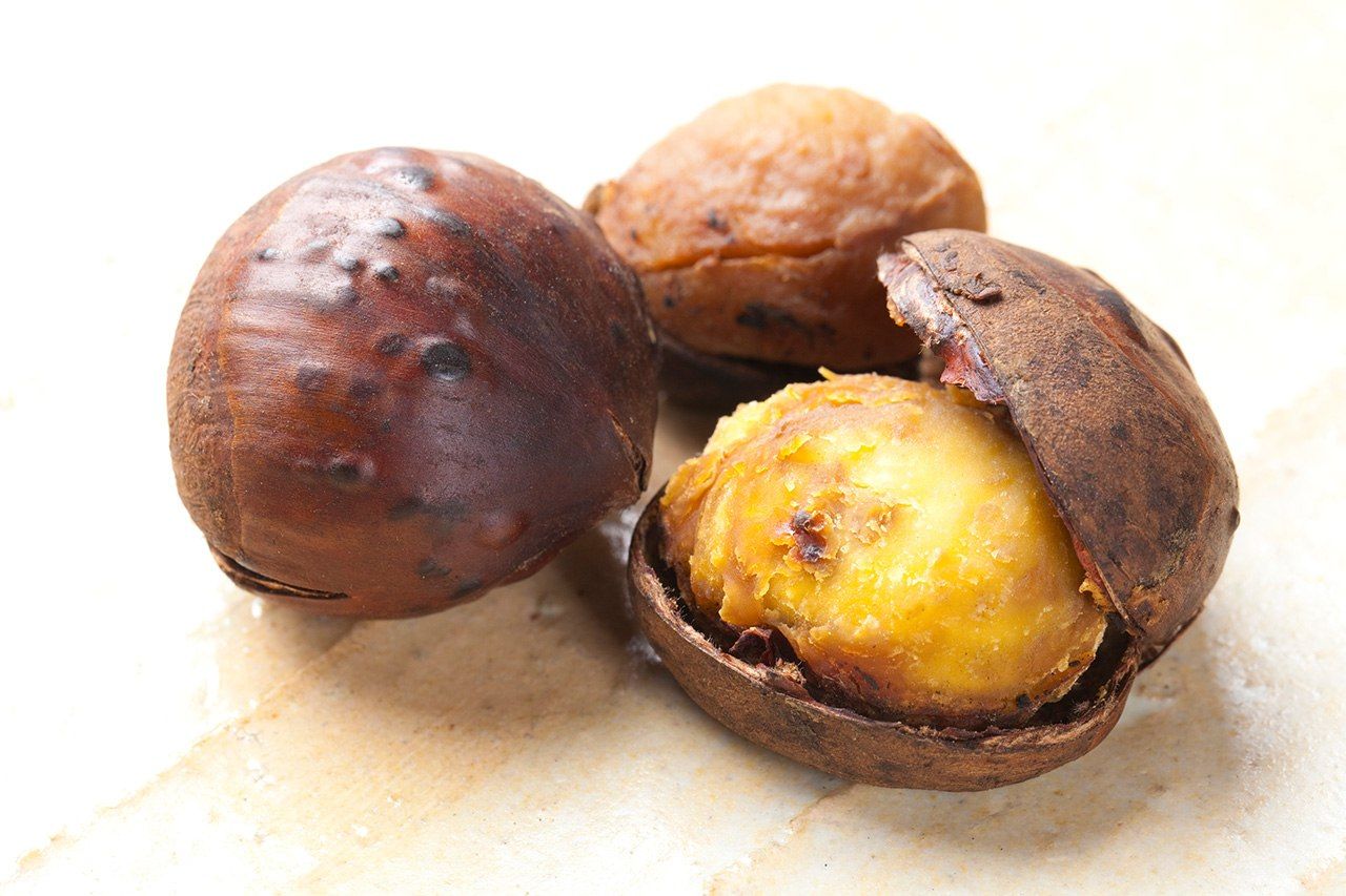 Chestnuts cultivated so that the inner skin can be easily peeled, are now available. (© Pixta)