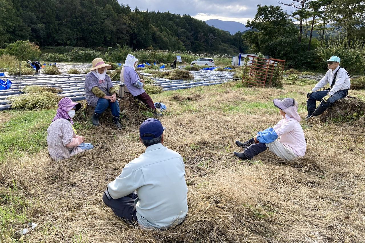 Members of Yui Nōen chat while they take a break. (© Yukitomo Wataru)
