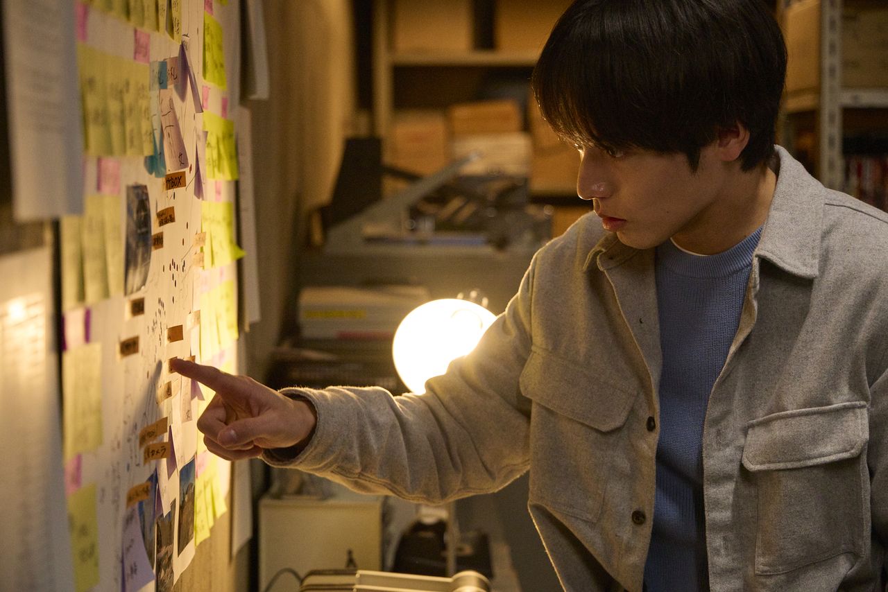 The pair’s inquiry gradually assembles the pieces of the puzzle. (© 2025 Kinki chihō no aru basho ni tsuite Production Committee)