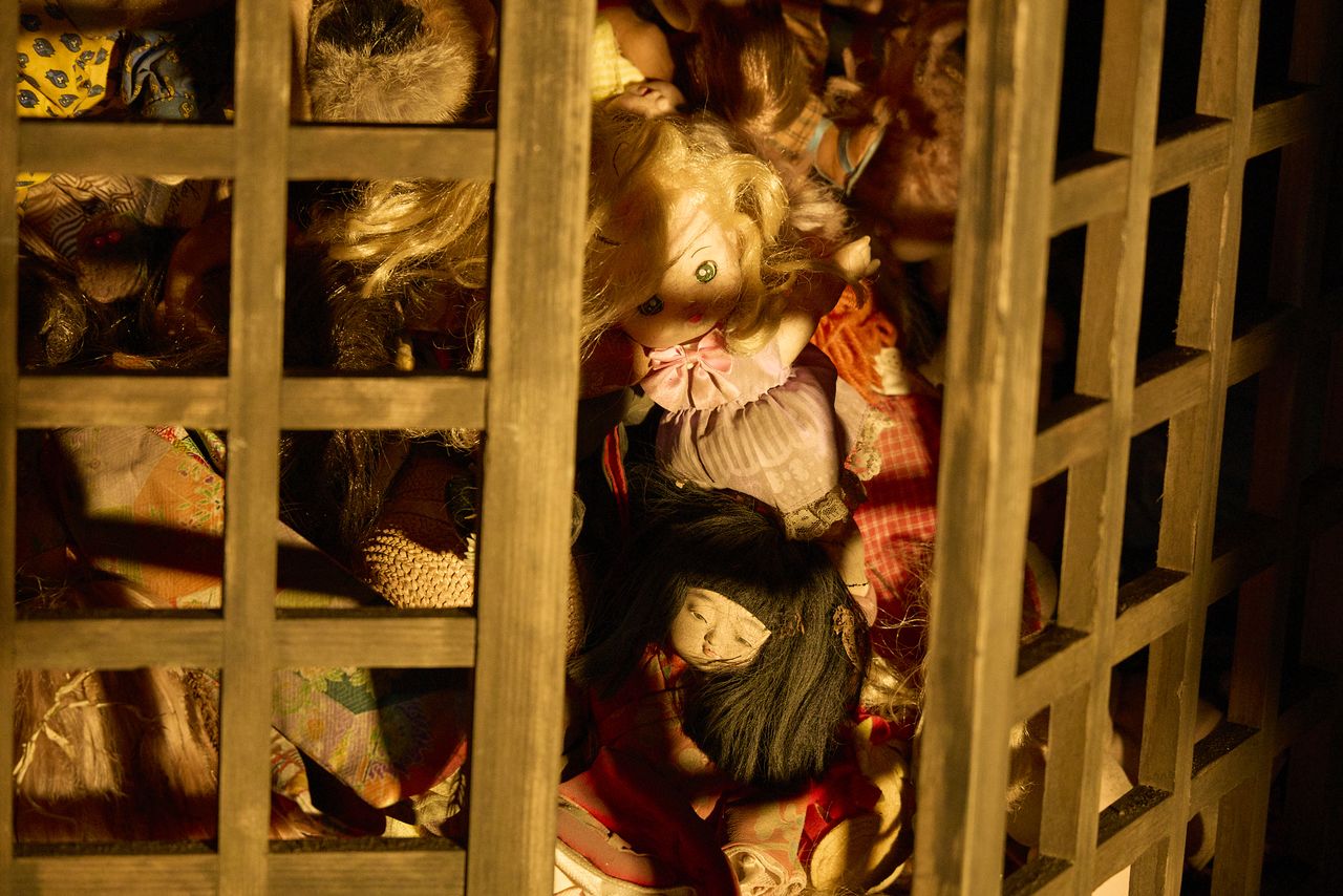 Dolls crammed inside a secluded forest shrine. (© 2025 Kinki chihō no aru basho ni tsuite Production Committee)