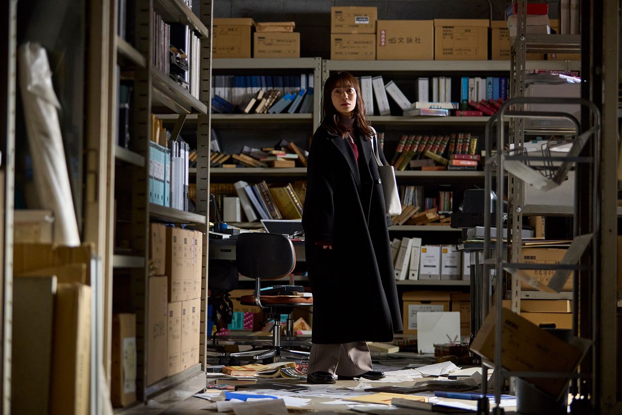 Chihiro’s attention is seized by something . . . (© 2025 Kinki chihō no aru basho ni tsuite Production Committee)