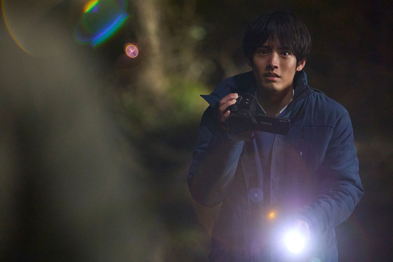 Finally, Yūsei’s camera captures the monstrosity. (© 2025 Kinki chihō no aru basho ni tsuite Production Committee)