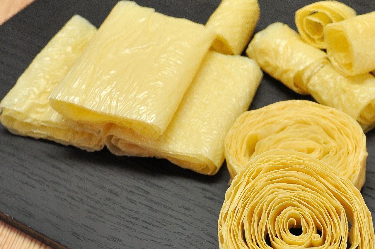 Dried yuba comes in various shapes and sizes. (© Pixta)