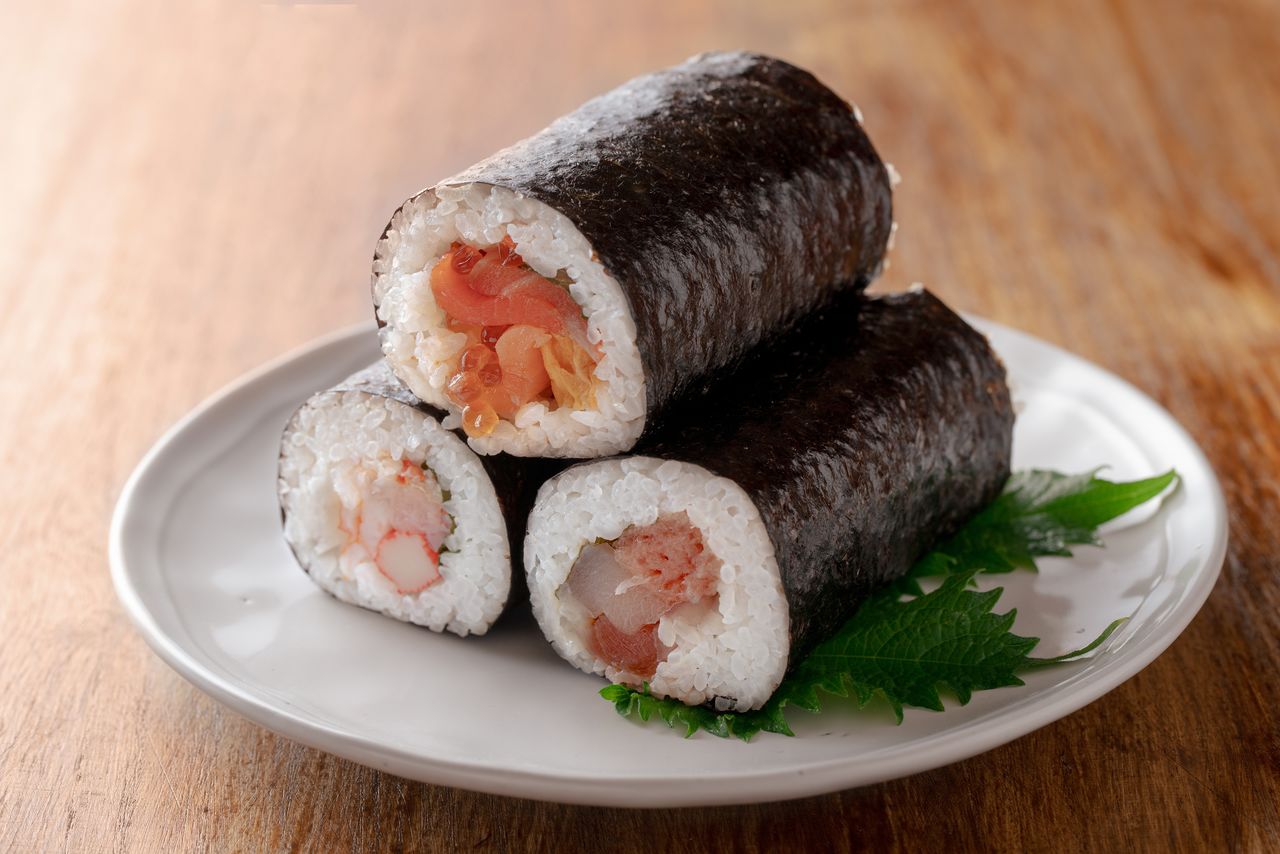 Different varieties of ehōmaki. (© Pixta)