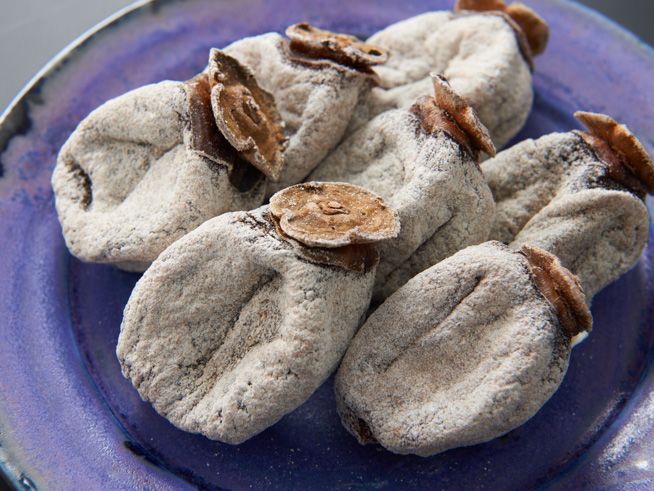Benigaki hoshigaki, a variety of dried persimmon from Kaminoyama, Yamagata. (Courtesy of the Ministry of Agriculture, Forestry, and Fisheries website)