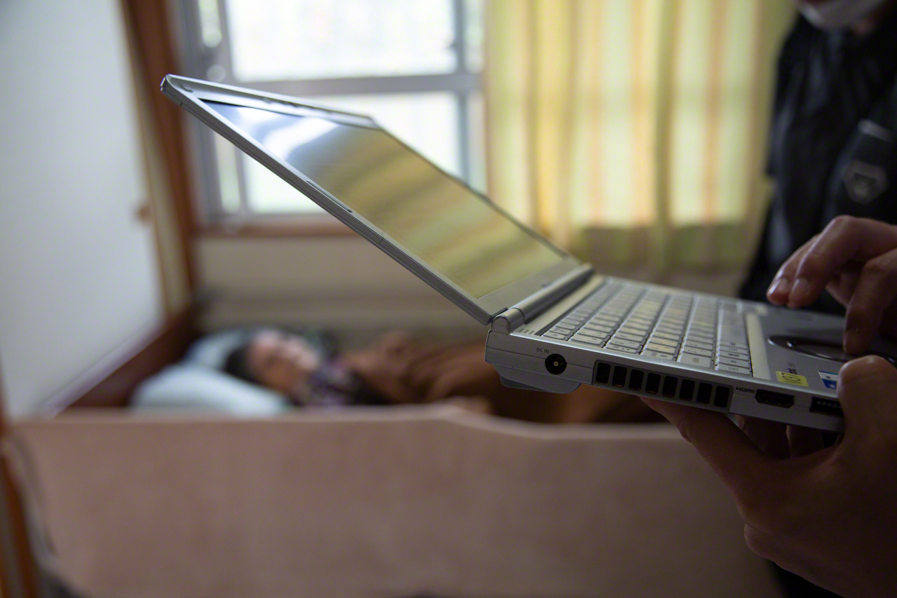 An effective electronic medical record network is the key to home medical visitation. (© Ōnishi Naruaki)